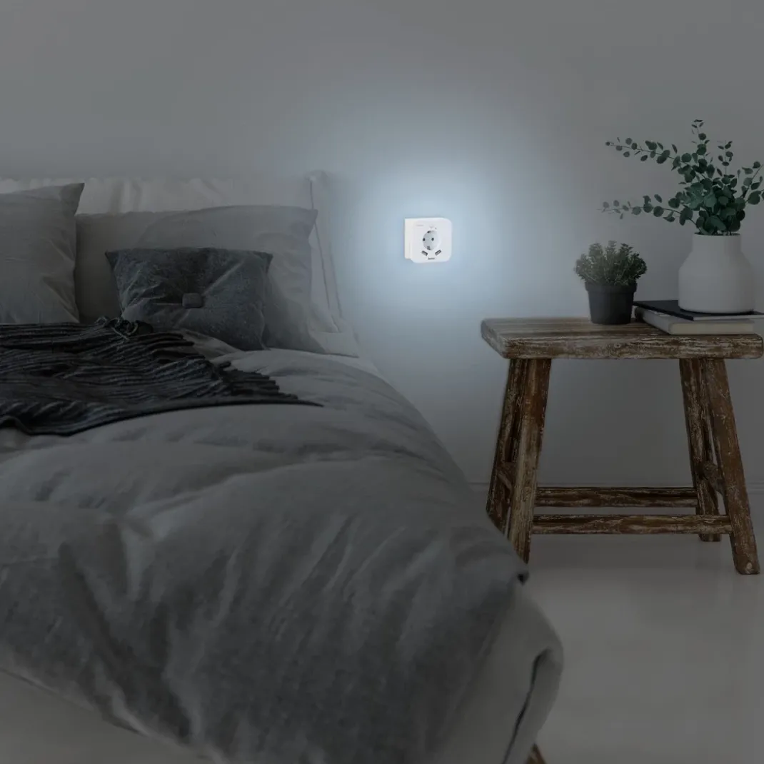 LED-Nachtlicht mit Steckdose, 2 USB-Ausgänge, Bewegungs- und Lichtsensor