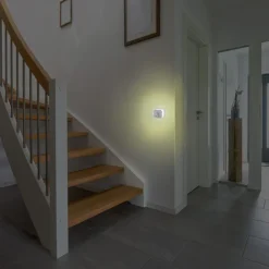 LED-Nachtlicht mit Steckdose, 2 USB-Ausgänge, Bewegungsmelder, Lichtsensor